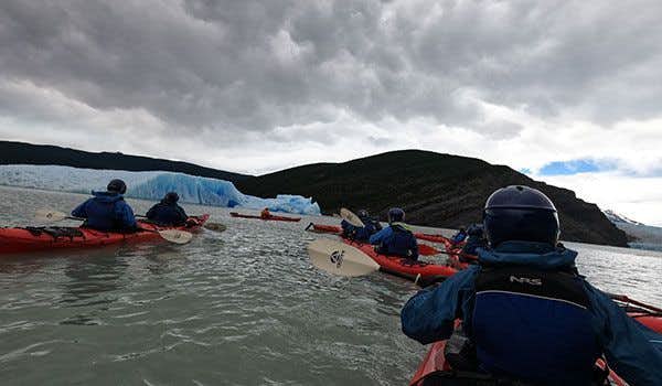 Kayak en Lago Grey en Paine durante el Circuito O