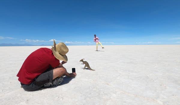guide taking a funny photo in the uyuni salt flats