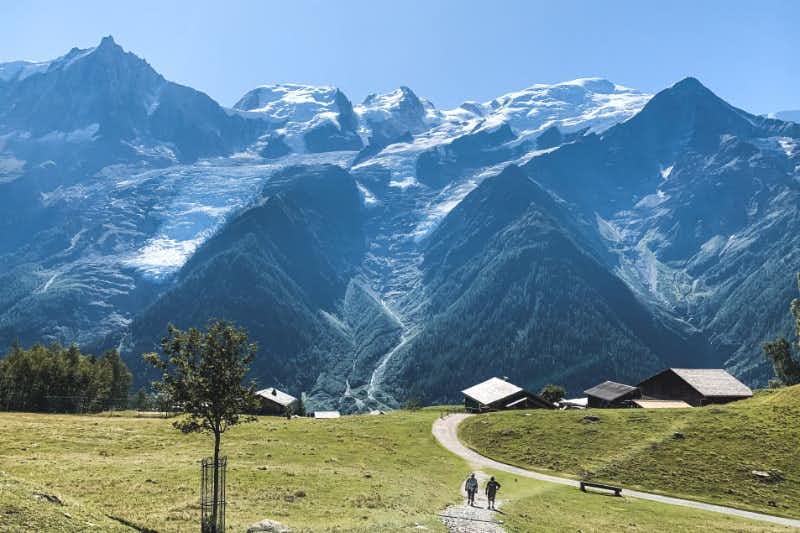 2 hikers and accommodations on the Mont Blanc Tour