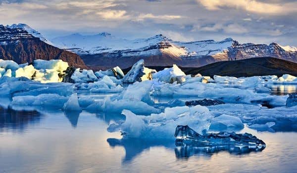icebergs over jokulsarlon lagoon