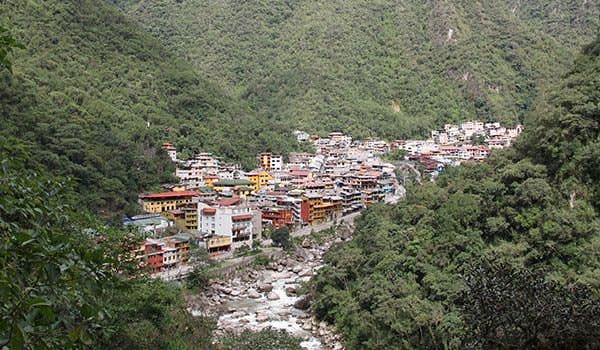 view of the town of aguas calientes by the river