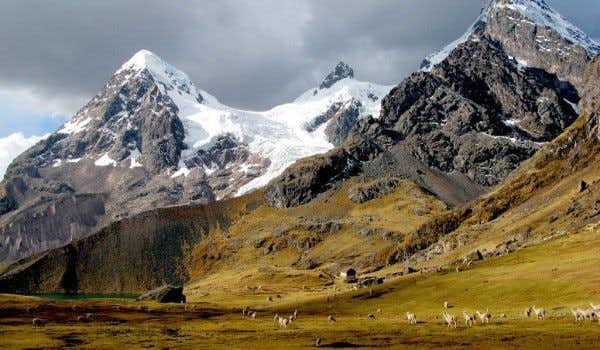 A 53 km guided trek around Nevado Auzangate