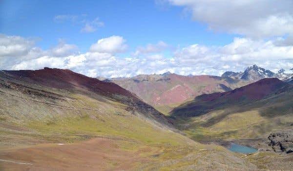 andean mountain range during the 5 days ausangate trekking