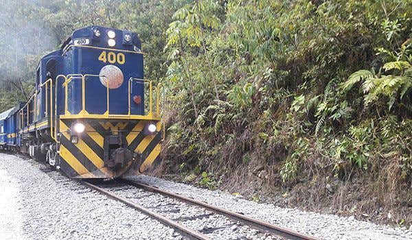 yellow and blue train hidroelectrica to aguas calientes
