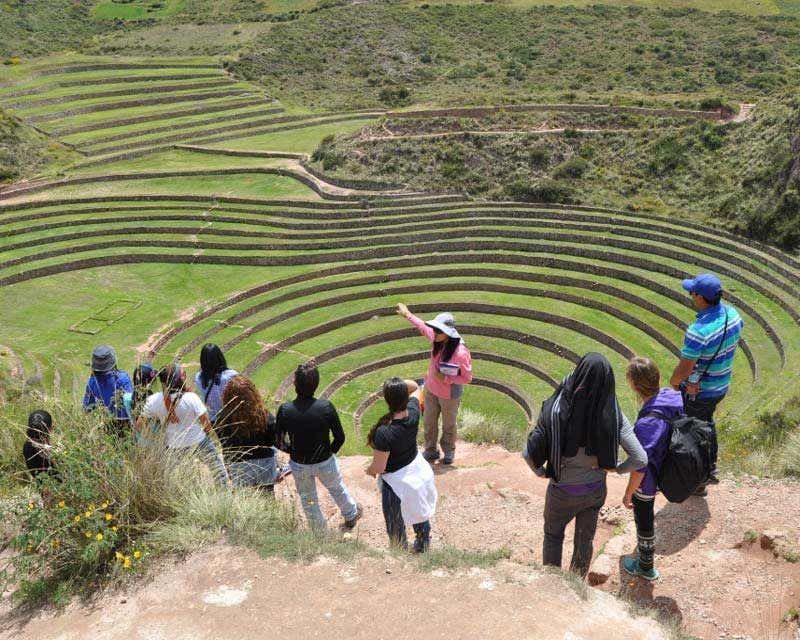 guide explaining to the people in the maras y moray tour