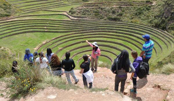 guide giving an explanation of the maras y moray tour