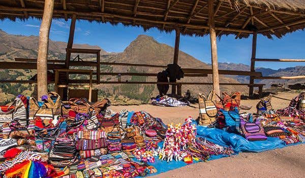 artisan shops in Pisac on the Sacred Valley and Machu Picchu tour
