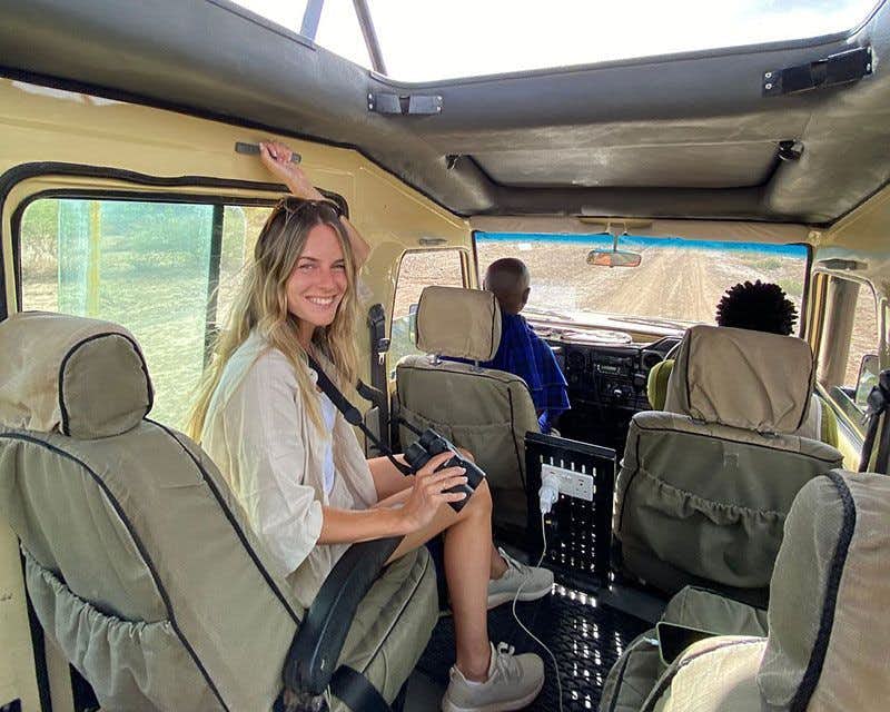 chica en 4x4 de safari en tanzania