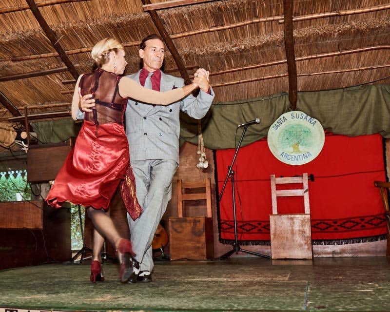artistas bailando tango en la fiesta gaucha de estancia susana