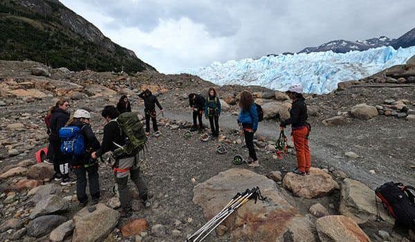 grupo en la morrena del glaciar Perito Moreno