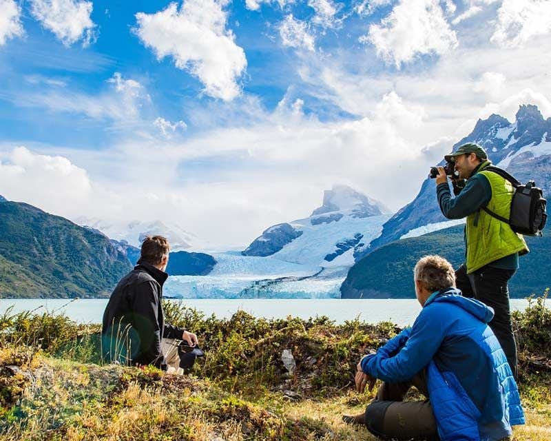 viajeros admirando el glaciar spegazzini
