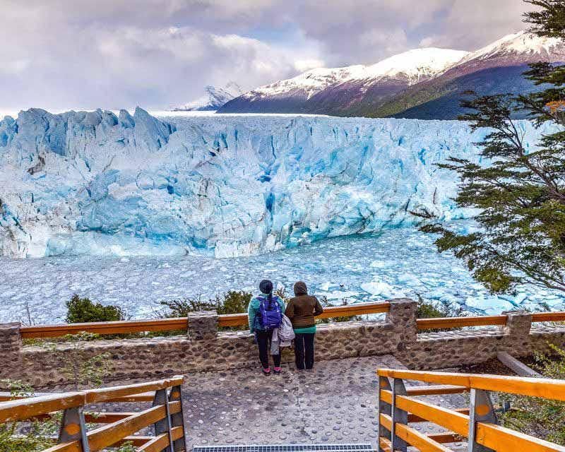 pareja Pasarelas frente al Glaciar Perito Moreno