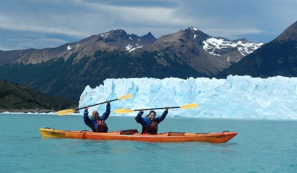 pareja en lago argentino kayak perito moreno
