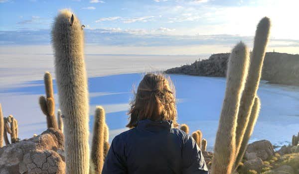 Viajera en la Isla Incahuasi Uyuni