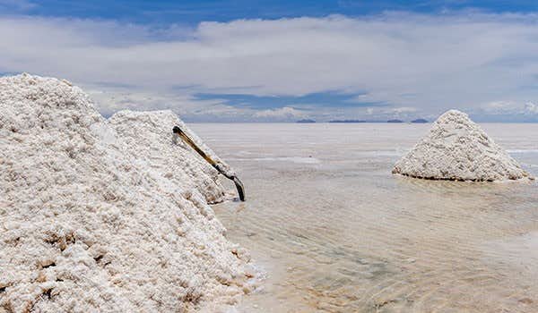 montones de sal en la refineria de sal de colchani