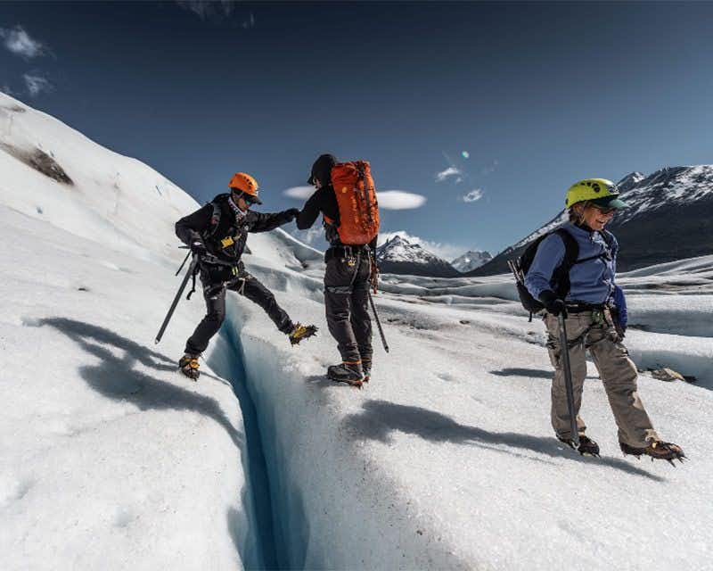 ayudando a cruzar las grietas del glaciar