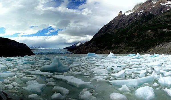 Paisaje Lago Grey y glaciar de fondo