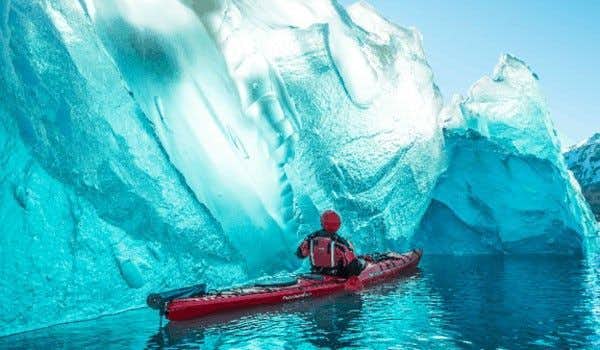 kayak navegando entre témpanos de hielo