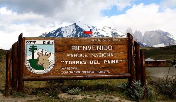 Cartel de bienvenida al Parque Nacional Torres del Paine en Chile