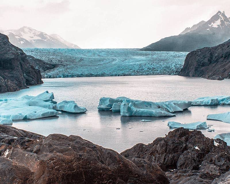 glaciar grey de hielo azul entre montañas