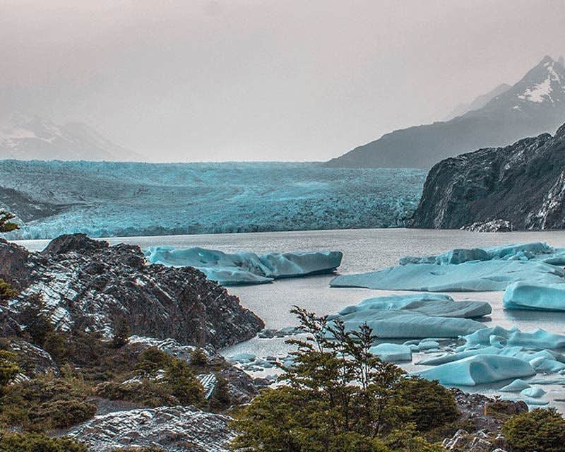 lago glaciar grey con icebergs y glaciar de fondo