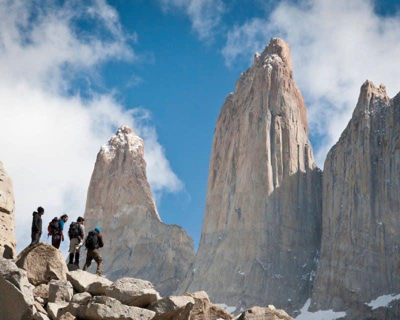 Excursionistas en el mirador Base Torres durante el w trek