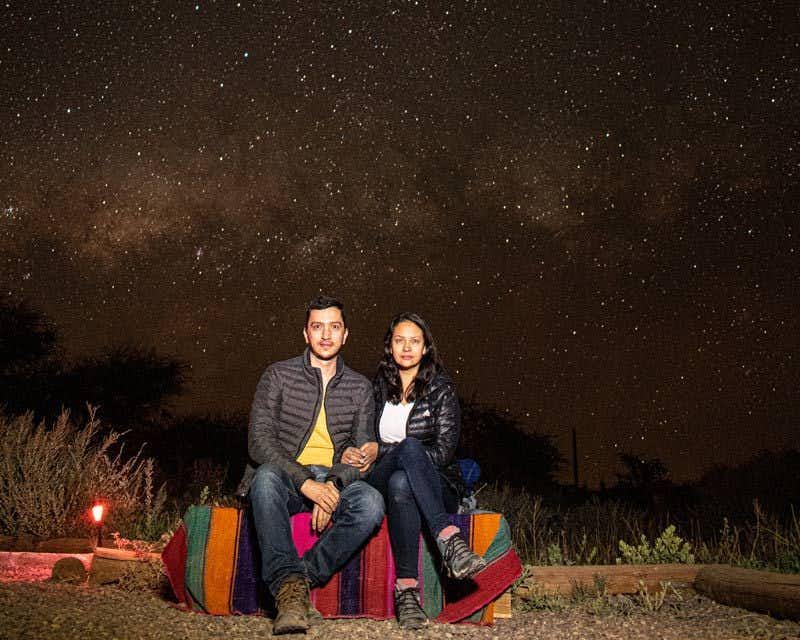 pareja sentada disfrutando de las estrellas