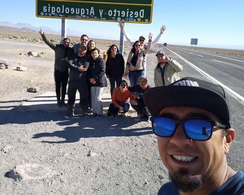 selfie con el cartel del desierto de atacama