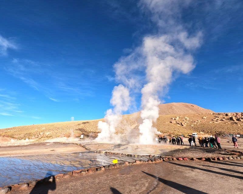 fumerolas y grupo en el tour geyser del tatio