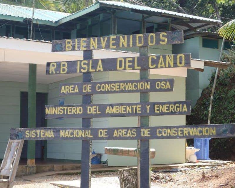 cartel de madera bienvenida Isla del Caño