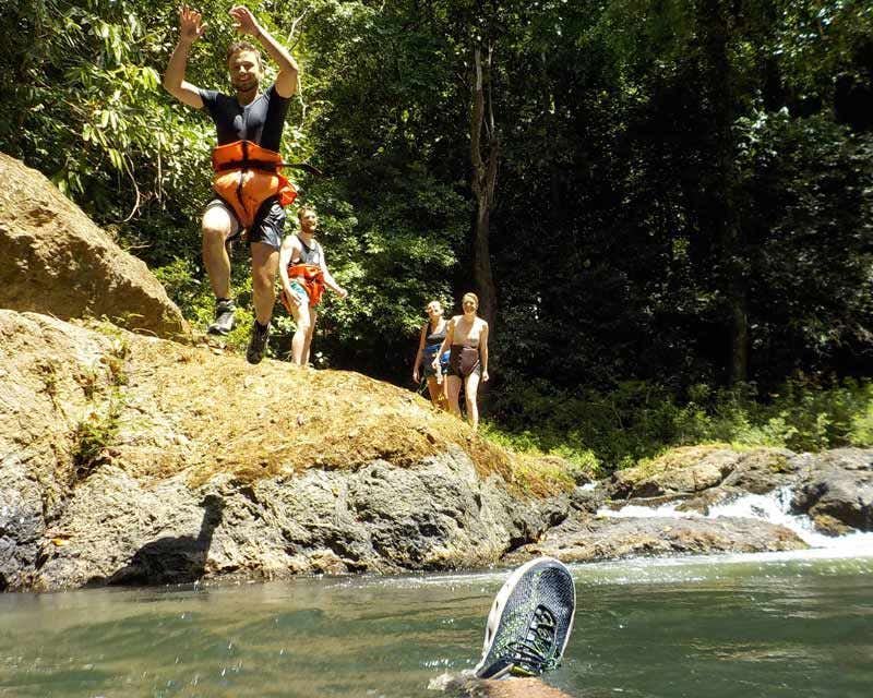 Viajeros saltando en el Rio Claro