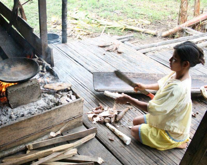 Comunidad Siona cocinando yuca