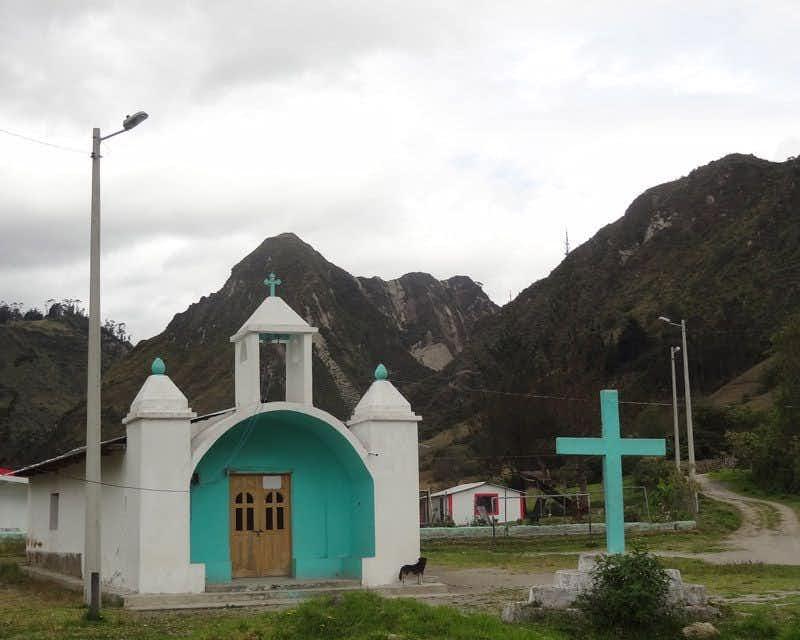 iglesia pequeña en el cañon del rio toachi