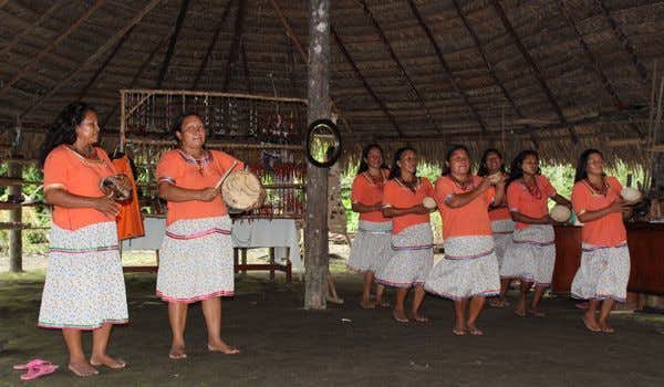 mujeres de cultura kichwa bailando