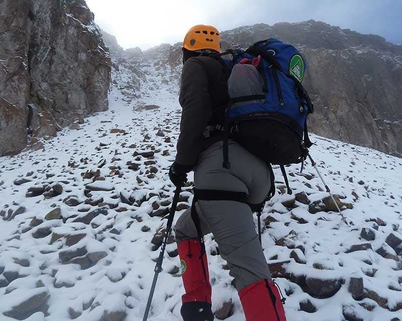 alpinista de espaldas realizando la ascension al carihuairazo