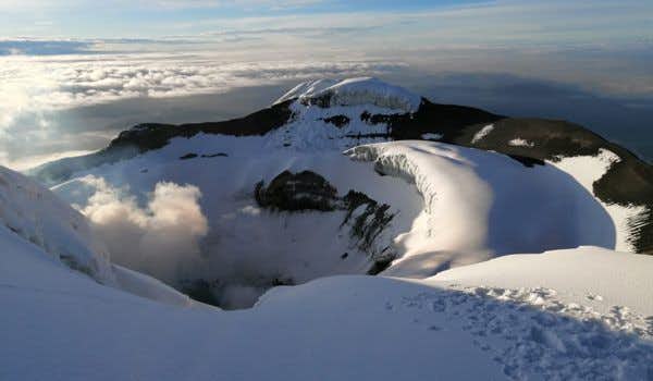 vistas a la avenida de los volcanes en el trek a la cima del volcán cotopaxi ecuador