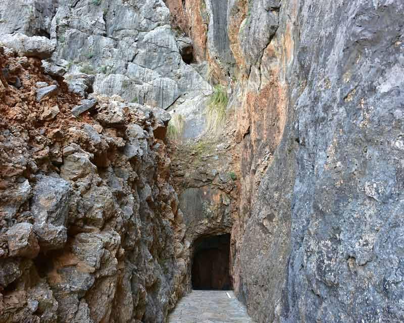 tunel de piedra en la ruta del torrent de pareis