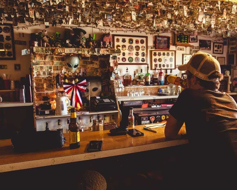 bar interior de la posada little aleinn de estados unidos