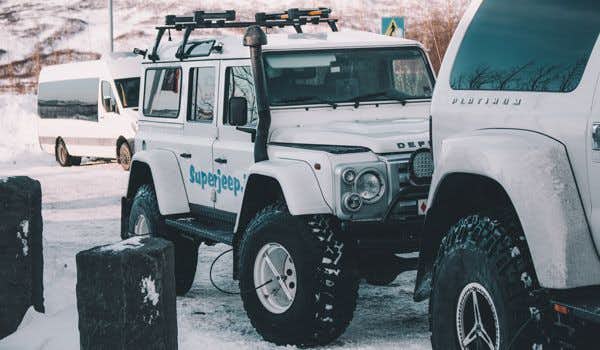 Super jeeps en el punto de encuentro de Jökulsárlón