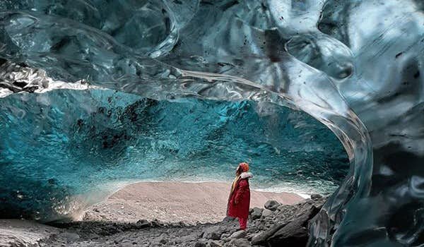 mujer cueva de hielo azul