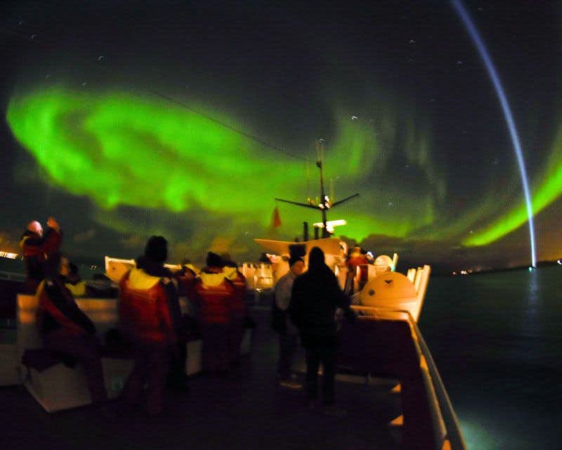 grupo aurora boreal en barco islandia
