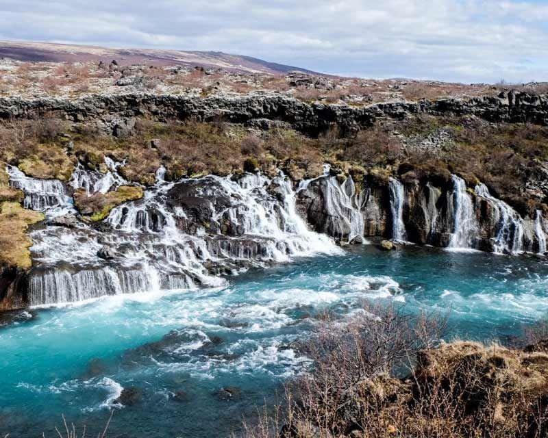 rio cascadas hraunfossar islandia