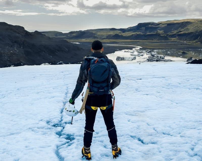 Viajero por el glaciar Sólheimajökull