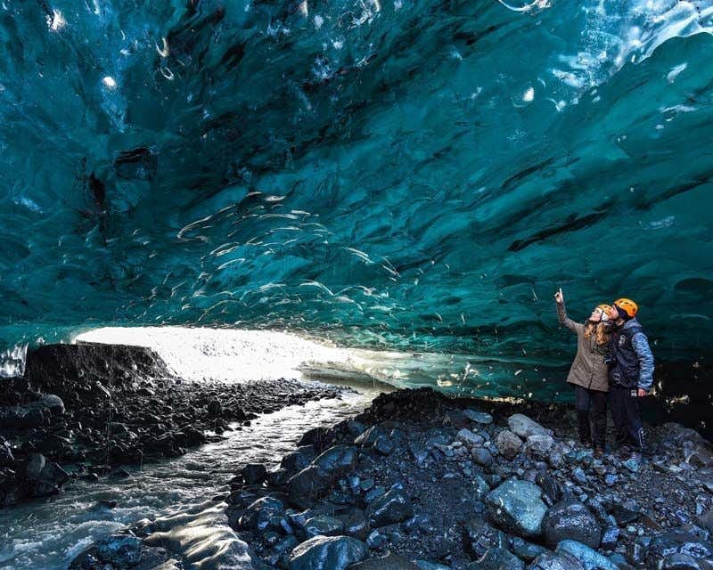 interior de cueva de hielo azul