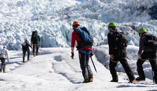grupo de caminata en el glaciar skaftafell