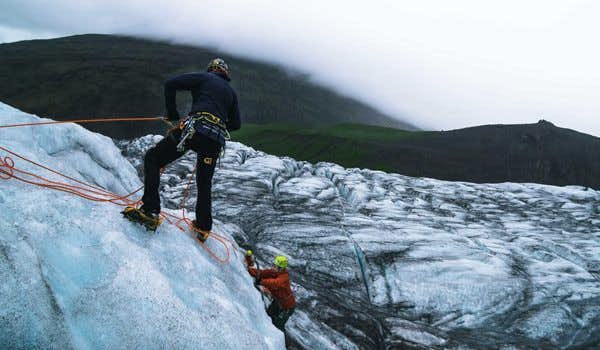 guía ayudando a caminar por el glaciar skaftafell