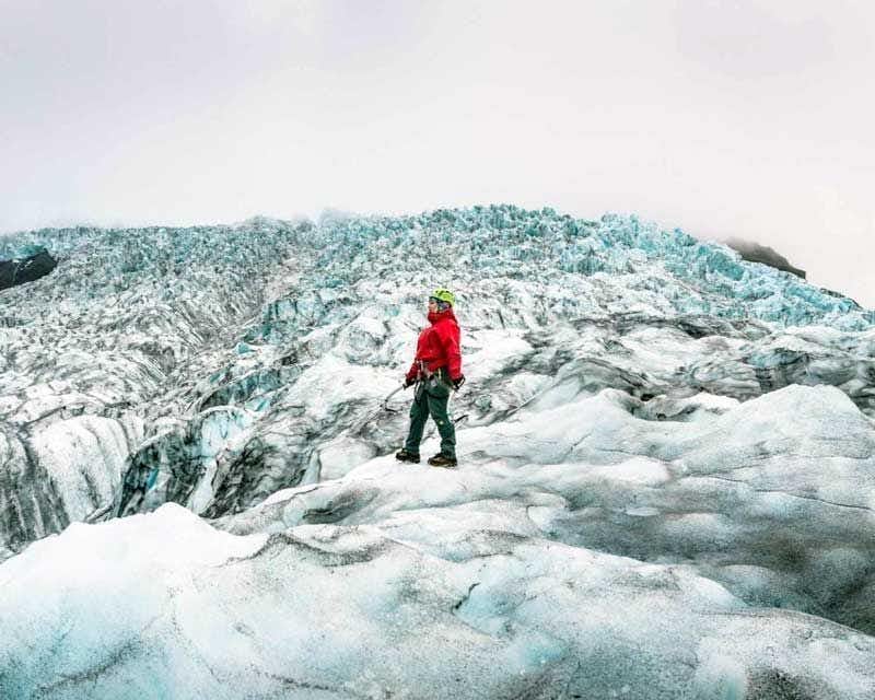 viajera en la excursión glaciar Skaftafell