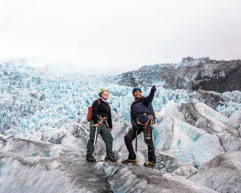 dos excursionistas en el glaciar Skaftafell