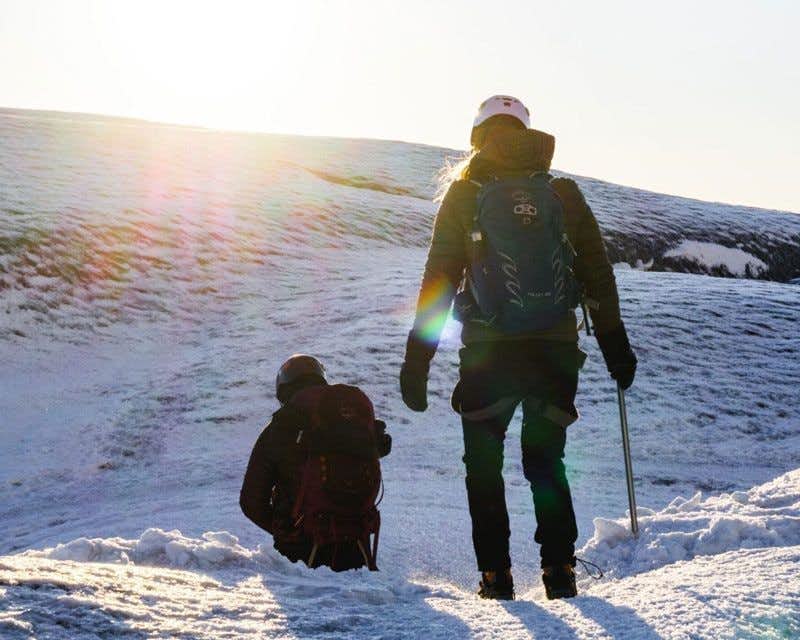 Viajeros haciendo trekking en Skaftafell