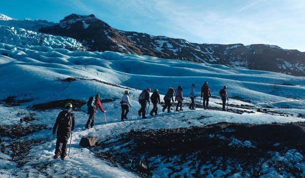 Viajeros haciendo trekking por Skaftafell